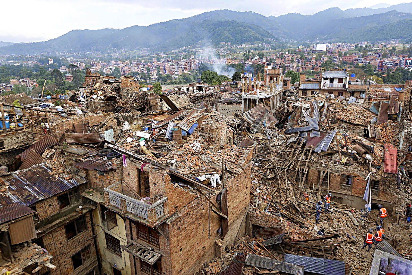 https://theothersshoe.files.wordpress.com/2015/05/nepal-quake-2015-nbc.jpg